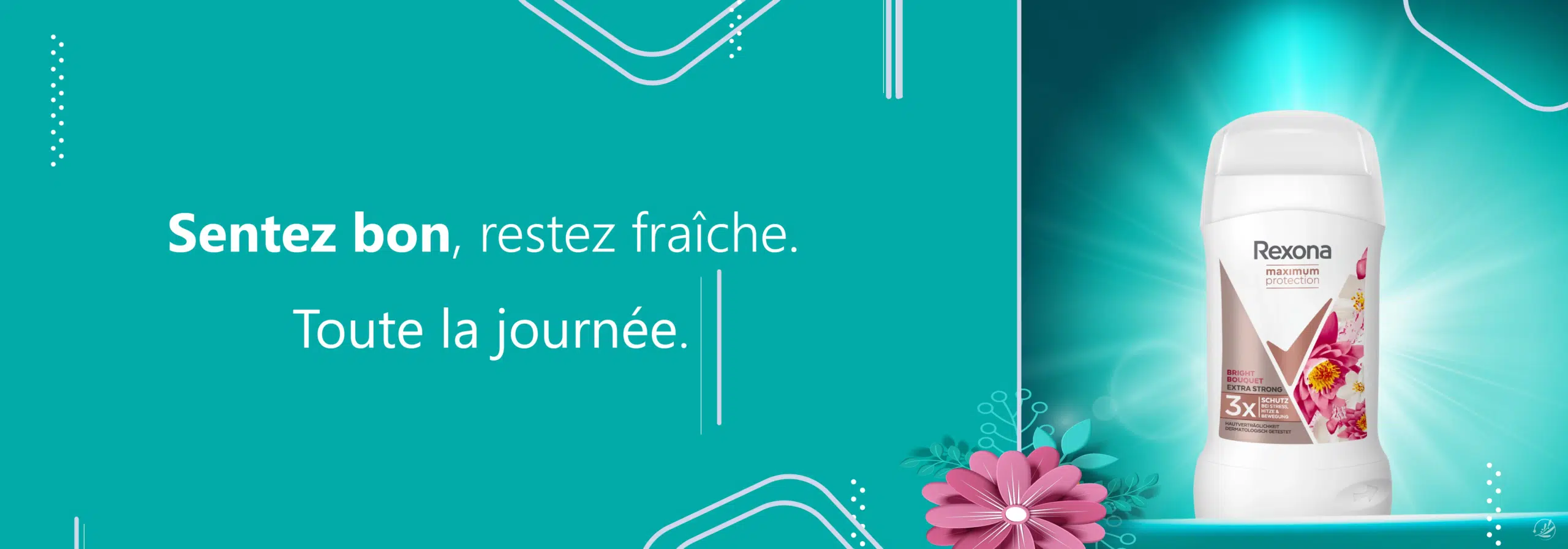 Un déodorant en stick Rexona est présenté sur un fond bleu sarcelle avec un texte blanc indiquant : « Sentez bon, restez frais. Toute la journée. » Des fleurs roses et des lignes décoratives accentuent le design. Dakar