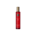 Un flacon rouge de 50 ml de Brume Corps et Cheveux The Ritual of Ayurveda au bouchon doré se présente sur un fond blanc uni, évoquant l'élégance de la Brume parfumée hydratante Coco de BERDOUES. Dakar