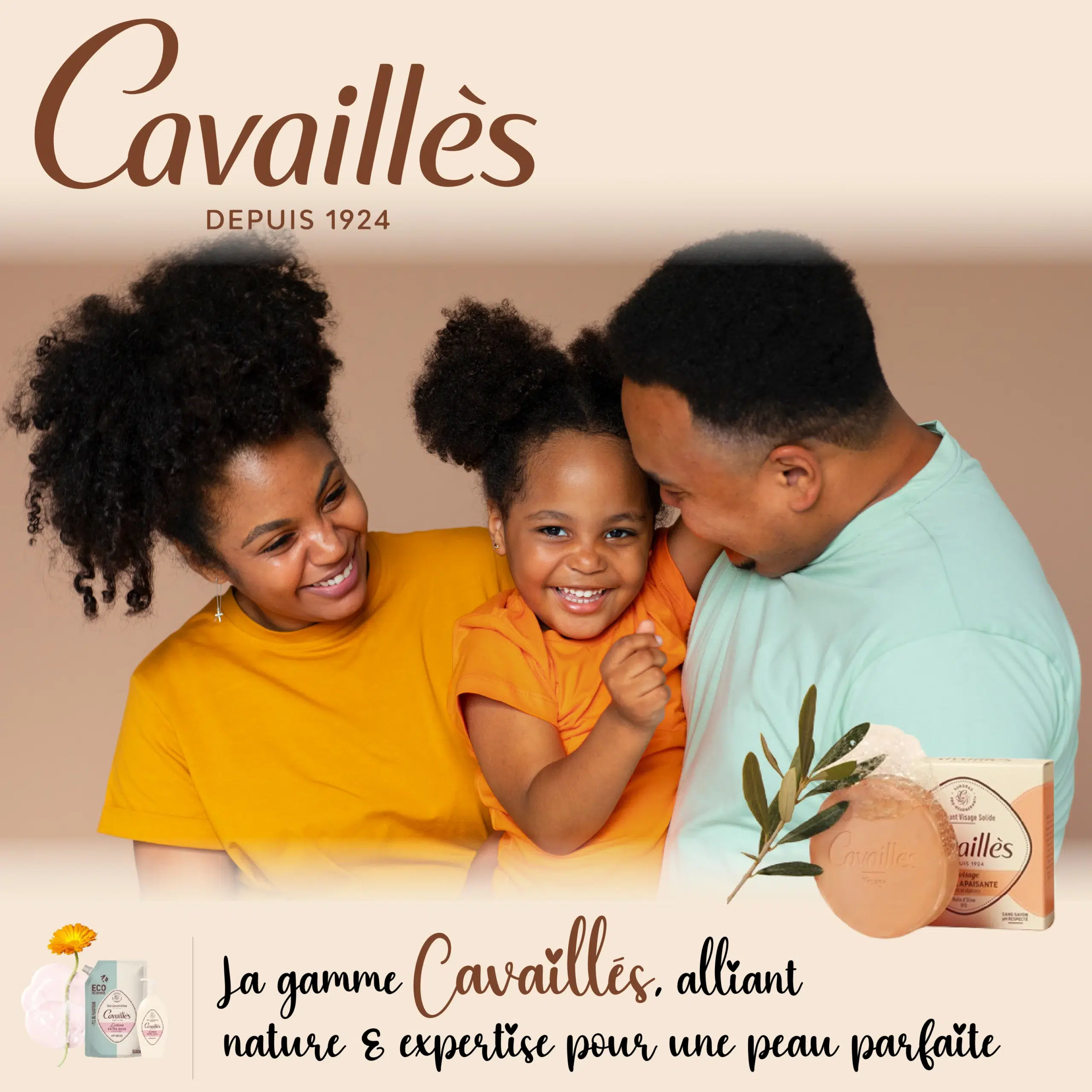 Une famille souriante de trois personnes, composée d'une mère, d'un père et d'un enfant vêtus de chemises colorées, pose ensemble. L'image met en avant les produits Cavaillès, valorisant leur alliance entre nature et expertise pour une peau parfaite. Différents emballages de produits sont présentés. Dakar