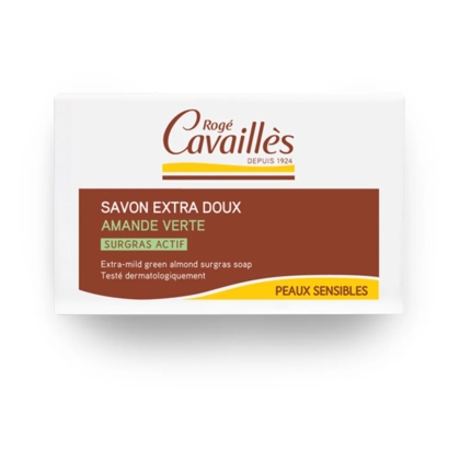 Une barre de 250 g de savon Roge Cavailles Savon Surgras Extra Doux Amande Verte pour peaux sensibles, conditionnée en marron, blanc et jaune avec un texte français sur le devant. Dakar