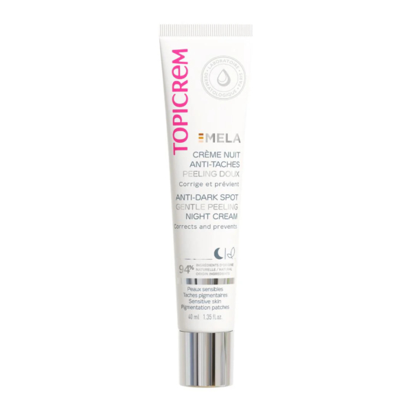 Tube blanc de crème de nuit Topicrem MELA avec une étiquette rouge et noire. Les inscriptions « Crème de nuit peeling doux anti-taches » et « Corrige et prévient » sont en anglais et en français, avec une image d'une goutte près du haut. Dakar
