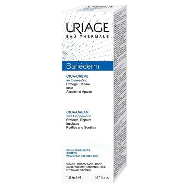 Une boîte rectangulaire blanche d'Uriage Bariéderm Cica-Crème est présentée. Le texte en français et en anglais la décrit comme une crème au cuivre-zinc qui protège, répare, isole, purifie et apaise les peaux irritées. Le format est de 100 ml (3,4 oz liq.). Dakar