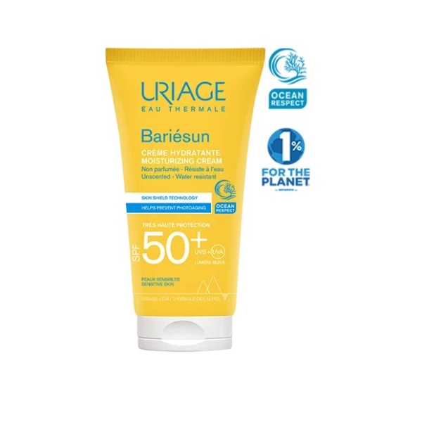 Un tube jaune de Crème Hydratante Uriage Bariésun SPF 50+ est présenté. Il mentionne la résistance à l'eau et le respect des océans, et arbore le logo « 1 % pour la Planète », soulignant ainsi son engagement environnemental. Dakar