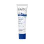 Un tube de Crème Péri-Buccale Uriage Bébé 1er Soin Péri-Buccal se dresse sur un fond blanc. L'emballage est blanc avec des touches de bleu et un texte orné d'illustrations florales. L'étiquette met en valeur l'edelweiss bio et une formule apaisante et réparatrice. Dakar