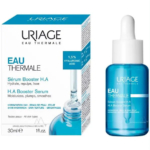 L'image montre un flacon d'Uriage Eau Thermale Sérum Booster H.A. avec son étui. L'étui et le flacon sont bleus et blancs, avec des mentions « Hydrater, repulper, lisser » et « 1,5 % d'acide hyaluronique ». Le produit est de 30 ml. Dakar