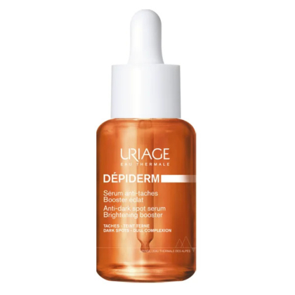 Un flacon de sérum Uriage Dépiderm avec compte-gouttes. L'étiquette indique « Sérum anti-taches, Booster d'éclat » pour traiter les taches brunes et le teint terne. Le flacon est de couleur ambrée avec un texte blanc. Dakar