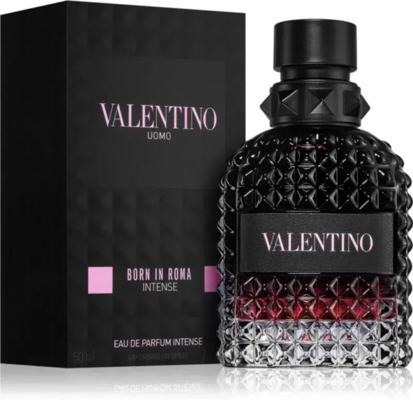 Un flacon du parfum Valentino Uomo Born in Roma Intense est présenté devant son emballage noir. Le flacon présente une surface sombre et texturée, avec un dégradé allant du bordeaux profond au noir, et le nom de la marque y est bien visible. Dakar