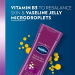 Un flacon violet de Vaseline Intensive CareTM Mature Skin Rejuvenation de la peau 400 ml est présenté sur un fond bleu avec des gouttelettes jaunes, mettant en valeur la vitamine B3, les microgouttelettes de gelée Vaseline et les bienfaits nourrissants pour la peau. Dakar