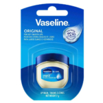 Image d'un baume à lèvres Vaseline emballé, étiqueté « Original ». L'emballage met en avant des caractéristiques telles que « pour des lèvres douces et lisses » et « hydratation 12 h ». Le baume est présenté dans un petit flacon bleu et blanc et pèse 7 grammes. Dakar