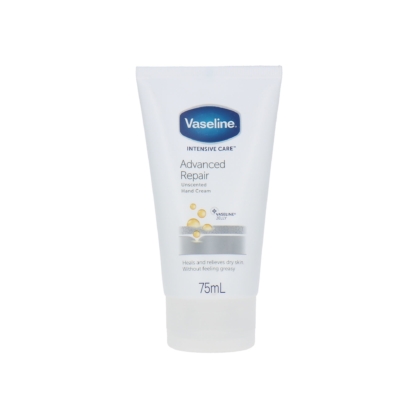 Un tube de 75 ml de Vaseline Intensive Care Advanced Repair Fragrance Free Creme se tient debout sur un fond blanc, son emballage blanc avec un texte bleu et argenté ressemblant aux produits La Roche Posay Cicaplast. Dakar