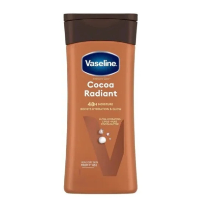 Un flacon de lotion Vaseline Intensive Care Cocoa Radiant avec un bouchon marron foncé. L'étiquette indique « Hydratation 48 h, hydratation et éclat renforcés » et « Ultra hydratant au beurre de cacao pur ». L'emballage est marron avec un texte couleur crème. Dakar