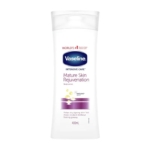 Le soin intensif Vaseline Intensive CareTM Mature Skin Rejuvenation de la peau de 400 ml présente un emballage blanc avec des accents violets, aidant la peau vieillissante à se sentir plus résiliente et nourrie sans gras. Dakar