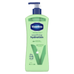 Un flacon vert de lotion Vaseline Intensive Care Hydratation Apaisante avec pompe. L'étiquette met en avant une hydratation 48 heures, des lipides ultra-hydratants et la mention « Santé de la peau pour tous ». Le flacon fait 600 ml. Dakar