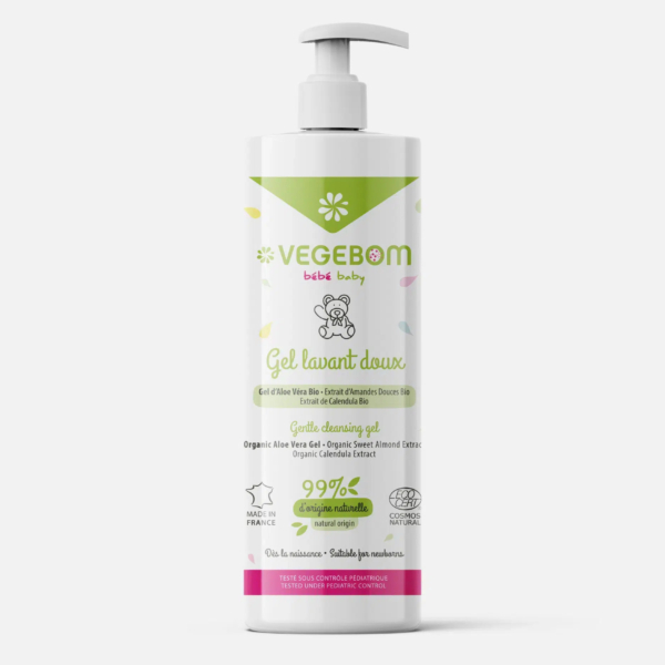 Un flacon blanc de gel lavant doux Vegebom pour bébé, doté d'une pompe et de touches colorées. L'étiquette mentionne du gel d'aloe vera bio, de l'extrait d'amande douce et du calendula. Produit naturel et fabriqué en France. Dakar