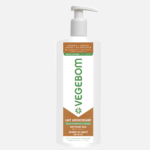 Bouteille blanche de lait adoucissant Vegebom avec pompe doseuse. L'étiquette présente des touches de vert et de marron, mettant en valeur les mots « Lait adoucissant » et « Beurre de karité ». Le texte inclut des propriétés hydratantes et protectrices pour les peaux sèches et sensibles. Dakar
