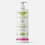 Un flacon de lait corporel pour bébé VEGEᗷOM avec pompe. L'étiquette verte et blanche contient des ingrédients naturels comme l'huile de jojoba et d'amande. 99 % naturel et fabriqué en France. Contenance : 500 ml. Dakar
