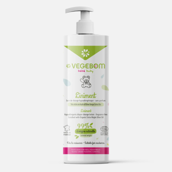 Flacon blanc de liniment bébé Vegebom, avec pompe et étiquette verte. Hypoallergénique, sans parfum et composé à 99 % d'ingrédients d'origine naturelle, il convient aux peaux sensibles. Dakar