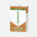 Une boîte de savon Vegebom ornée d'un logo vert et marron. Le texte met en avant ses ingrédients naturels et ses bienfaits pour les peaux très sèches. Le design de la boîte inclut des informations sur le produit et un logo représentant un pin vert. Dakar