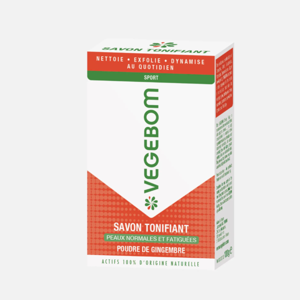 Une boîte rectangulaire de Savon Tonifiant Vegebom, étiquetée comme un savon sportif à la poudre de gingembre. L'emballage est blanc avec des touches de rouge et de vert, indiquant qu'il exfolie et revitalise les peaux normales et fatiguées. Dakar