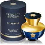 Un flacon d'Eau de Parfum Dylan Blue de Versace pour femme est présenté à côté de son coffret cylindrique. Le flacon est bleu avec un bouchon doré orné de l'emblématique logo Medusa de Versace. L'emballage est bleu marine avec des lettres dorées. Dakar
