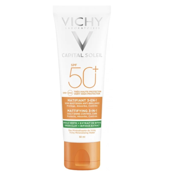 Un tube de crème solaire Vichy Capital Soleil SPF 50+. Son packaging met en valeur son soin matifiant quotidien 3-en-1 anti-brillance à l'argile verte et à l'extrait de biofus. Le tube, de couleur blanche dominante avec des touches d'orange, contient 50 ml. Dakar