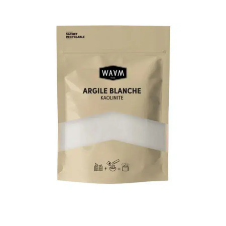 Pochette beige recyclable étiquetée « Wavm Argile Blanche Kaolinite » avec des pictogrammes suggérant les instructions d'utilisation. Son design minimaliste est centré sur un fond blanc. Dakar