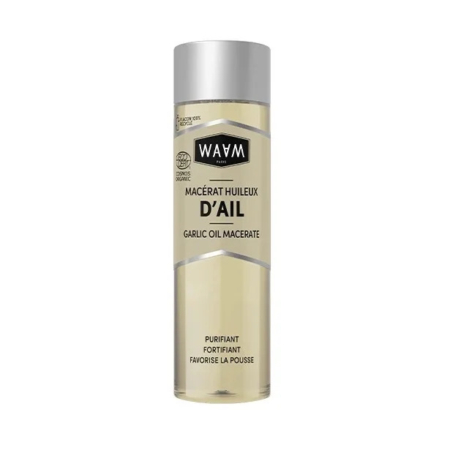 Une bouteille de macérat huileux d'ail WAW, étiquetée « macérat huileux d'ail ». Le contenant est transparent et muni d'un bouchon argenté. Le texte indique que le produit est purifiant, fortifiant et favorise la croissance. Dakar