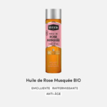 Une bouteille d'Huile de Rose Musquée BIO WAWM est exposée. L'étiquette met en avant l'« Huile de Rose Musquée », composée à 99 % d'ingrédients purs et naturels, et les termes « émollient », « raffermissant » et « anti-âge » figurent sous l'image de la bouteille. Dakar