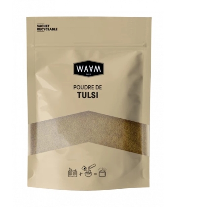 Un emballage beige étiqueté « WAAM Paris : Poudre de Tulsi » avec une section transparente laissant apparaître une poudre brune à l'intérieur. Le sachet est recyclable. Des pictogrammes d'application sont présents au fond. Dakar