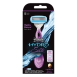 L'image présente un ensemble Wilkinson Wilkinson Rasoir Hydro Silk en violet et argent, présentant cinq lames avec sérum Hydra Renew et beurre de karité, élégamment rehaussées par un design d'éclaboussures d'eau. Dakar