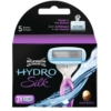 Le rasoir WILKINSON Lames Hydro Silk 3 pièces est doté d'un élégant manche bleu et violet, des inscriptions « 5 lames » et « Beurre de karité », ainsi que d'une image du rasoir sous la douche et d'un texte en anglais et en allemand. Il est livré avec 3 cartouches pour un rasage sans effort. Dakar