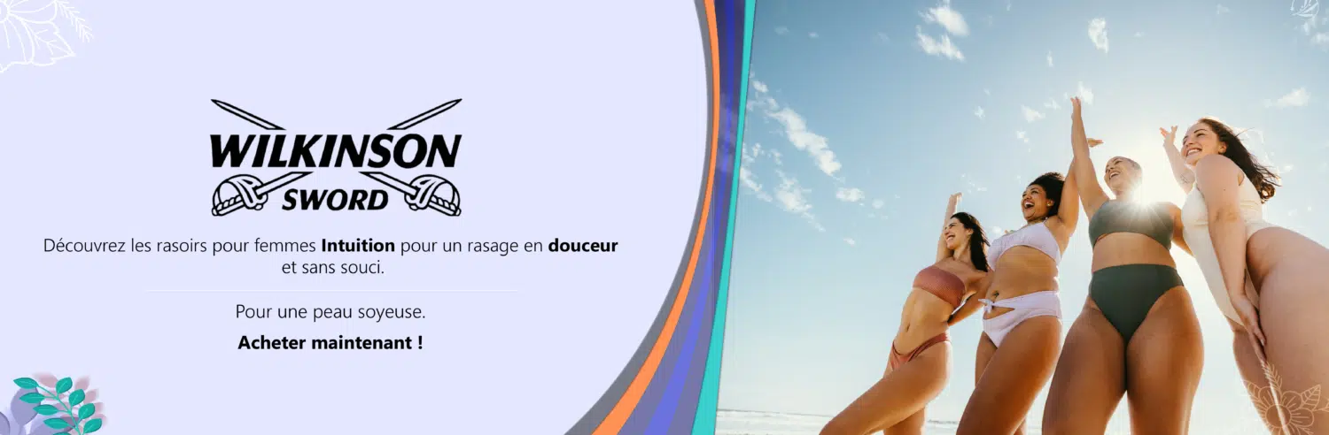 Quatre femmes en maillot de bain sourient et lèvent les bras, debout sur une plage. À côté d'elles, une publicité Wilkinson Sword en français fait la promotion de rasoirs pour femmes, pour un rasage doux et sans souci, et une peau soyeuse. Dakar