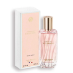 Un flacon en verre transparent du parfum Yves Rocher « Comme une Évidence » au bouchon doré est placé à côté de son écrin blanc et rose assorti. Le flacon contient un liquide rose et porte l'inscription « Eau de Parfum » d'une contenance de 50 ml. Dakar