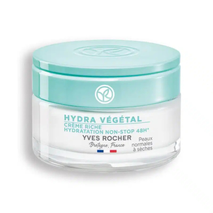 Un pot de crème riche Yves Rocher Hydra Végétal, doté d'un couvercle bleu clair et d'un récipient transparent. L'étiquette met en avant « Hydratation Non-Stop 48H+ » et mentionne « Peaux normales à sèches », indiquant qu'elle s'adresse aux peaux normales à sèches. Dakar