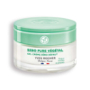 Un pot de gel-crème Sebo Pure Végétal d'Yves Rocher avec un couvercle vert clair. L'étiquette indique « Gel Crème Zéro Défaut » et « Peaux mixtes à grasses », ce qui indique qu'il est destiné aux peaux mixtes à grasses. Le drapeau français est également présent. Dakar