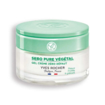 Un pot de gel-crème Sebo Pure Végétal d'Yves Rocher avec un couvercle vert clair. L'étiquette indique « Gel Crème Zéro Défaut » et « Peaux mixtes à grasses », ce qui indique qu'il est destiné aux peaux mixtes à grasses. Le drapeau français est également présent. Dakar