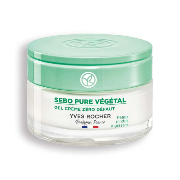 Un pot de gel-crème Sebo Pure Végétal d'Yves Rocher avec un couvercle vert clair. L'étiquette indique « Gel Crème Zéro Défaut » et « Peaux mixtes à grasses », ce qui indique qu'il est destiné aux peaux mixtes à grasses. Le drapeau français est également présent. Dakar