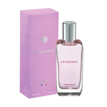 Un flacon d'eau de parfum L'Évidence d'Yves Rocher à côté de son étui rose. Le flacon est transparent, avec un liquide rose à l'intérieur, et son bouchon est argenté brillant. L'emballage affiche le nom de la marque et du parfum. Dakar
