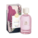 Un flacon de parfum rose portant l'inscription « Sur La Lande » est posé à côté de son coffret décoratif. Ce dernier présente des motifs floraux abstraits dans des tons rose, vert et crème. Les deux articles arborent le logo et la marque Yves Rocher, indiquant une eau de parfum de 100 ml. Dakar
