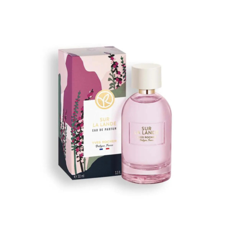 Un flacon de parfum rose étiqueté « Sur La Lande Eau de Parfum » à côté d'un coffret assorti. Ce dernier présente des motifs floraux abstraits et montagnards. Le nom de la marque « Yves Rocher » est visible sur le coffret et le flacon. Dakar
