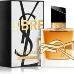 Un flacon d'Eau de Parfum Intense Yves Saint Laurent Libre est posé à côté de son écrin. Le flacon, carré, renferme un liquide ambré et arbore le logo YSL en doré. L'écrin est blanc et porte le nom et le logo de la marque en noir et or. Dakar