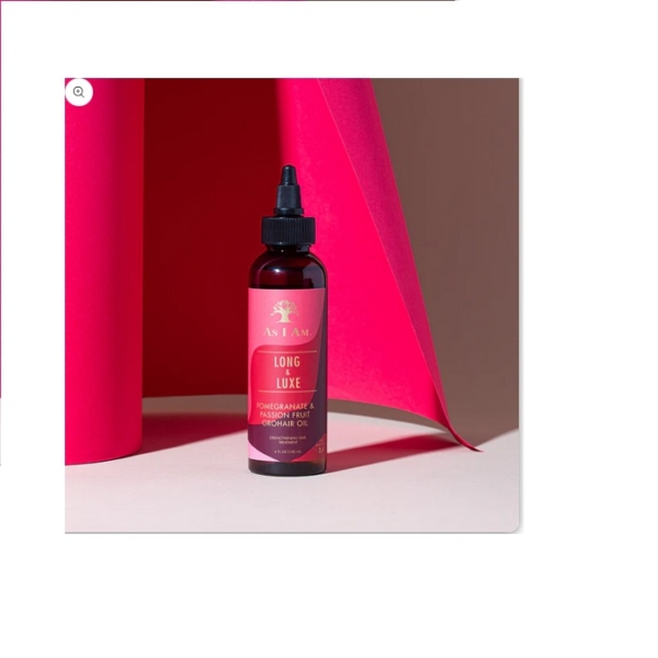 Un flacon d'Huile pour cheveux Long et Luxe d'Asiam est posé sur une surface blanche aux courbes rouges et roses éclatantes. Enrichie en huiles nourrissantes, elle s'associe parfaitement à la Poudre d'Amla d'Aroma Zone pour un soin capillaire optimal. Dakar