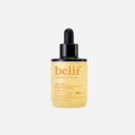 Un flacon de Belif Sérum Illuminant Visage à la Vitamine C Super Drops 5% Niacinamide et Vitamine C 30 ml, avec un bouchon compte-gouttes noir et un sérum jaune, est présenté sur un fond gris clair. Dakar