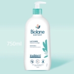 Le flacon de 750 ml de Biolane Lait Corps Peau Sensible Bébé, blanc et sarcelle, présente un distributeur à pompe, le logo de la marque, des détails sur le produit et des graphiques colorés sur un fond bleu clair. Dakar