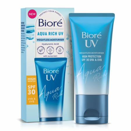 Bioré Crème Hydratante Légère UV Aqua Riche Spf30 50 ml en tube bleu, présentée avec son étui. Cette crème hydratante légère contient de l'acide hyaluronique et offre une haute protection UVA/UVB. Dakar
