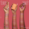 Trois avant-bras aux teintes de peau différentes présentent des échantillons en forme de cœur de teintes Nyx Blush Fondant Fini Mat 12h 5g sur fond rose, chacun contenant le blush. Les noms des teintes apparaissent sur les côtés. Dakar