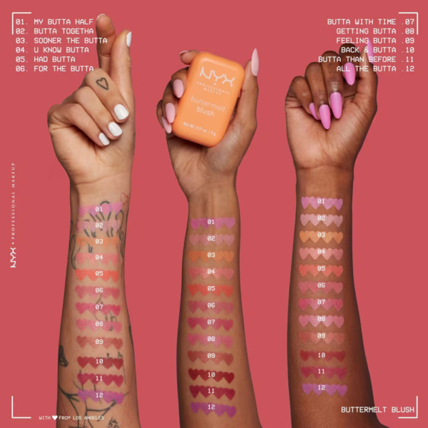 Trois avant-bras aux teintes de peau différentes présentent des échantillons en forme de cœur de teintes Nyx Blush Fondant Fini Mat 12h 5g sur fond rose, chacun contenant le blush. Les noms des teintes apparaissent sur les côtés. Dakar