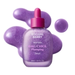 Un flacon de Eqqualberry Sérum Repulpant Bakuchiol Anti Pores Dilates et Anti Age 30ml avec un compte-gouttes rose est entouré de gouttes de sérum violettes sur fond blanc. Dakar