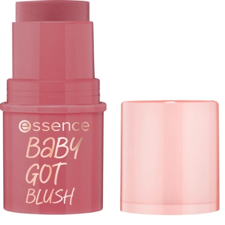 Un stick blush et bronzeur rose Essence Cosmetics Baby Got 40 Sweets & Roses de 5,5 g, bouchon retiré, laissant apparaître le produit. Le tube porte l'inscription « essence BABY GOT BLUSH » en blanc et rose pâle ; le bouchon est posé à côté. Dakar