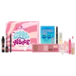 Un coffret cadeau Essence Coffret Cadeau Cool Things Inside Look 1 pièce rose d'Essence Cosmetics, comprenant des articles de maquillage assortis tels que du mascara, un crayon à sourcils, un baume à lèvres, des patchs pour les yeux, du rouge à lèvres, une palette de blush et des brillants à lèvres. Dakar